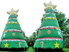 Τεράστιο φουσκωτό χριστουγεννιάτικο δέντρο